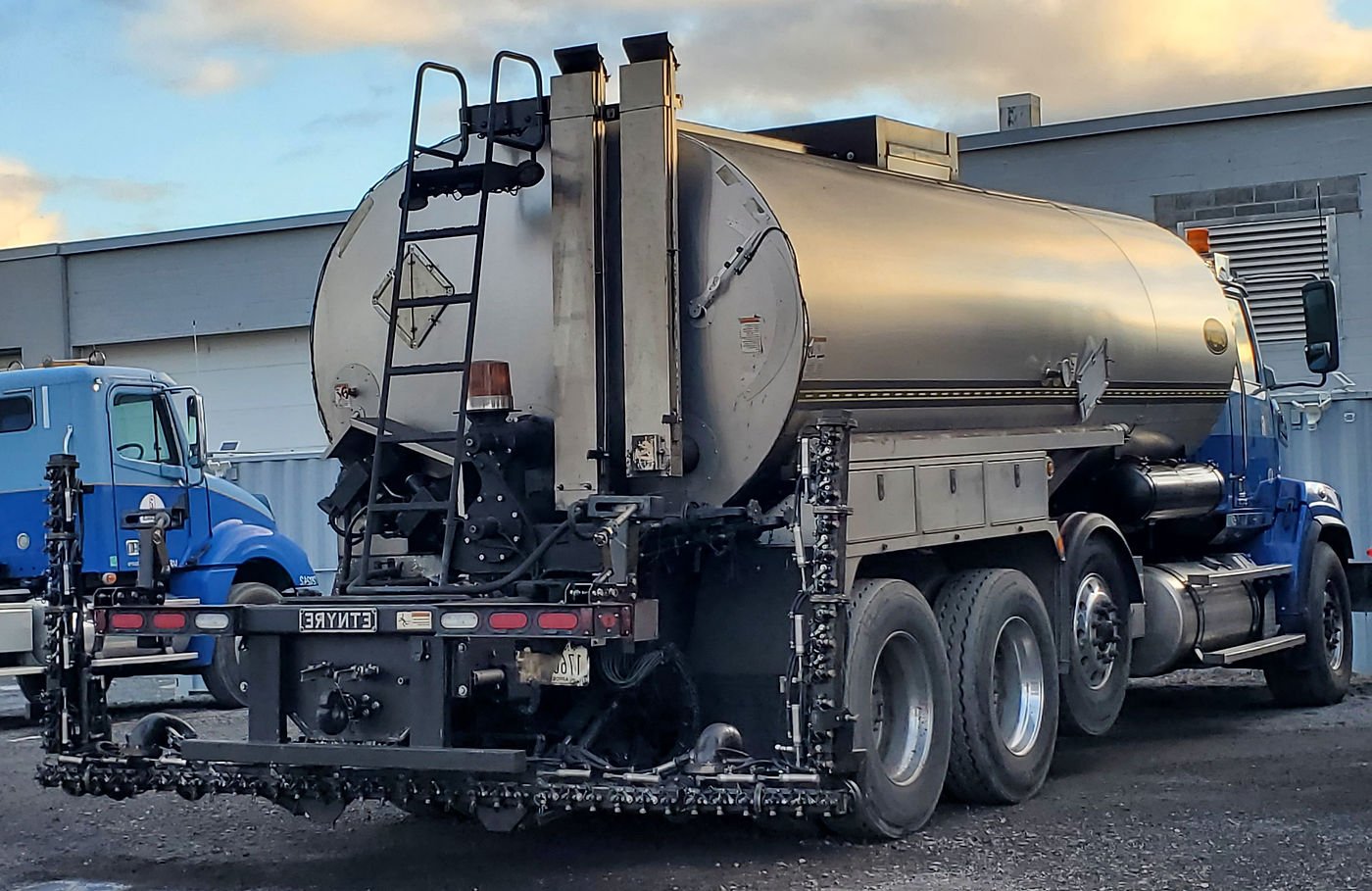 Asphalt distributor equipment cleaned with dry ice blasting
